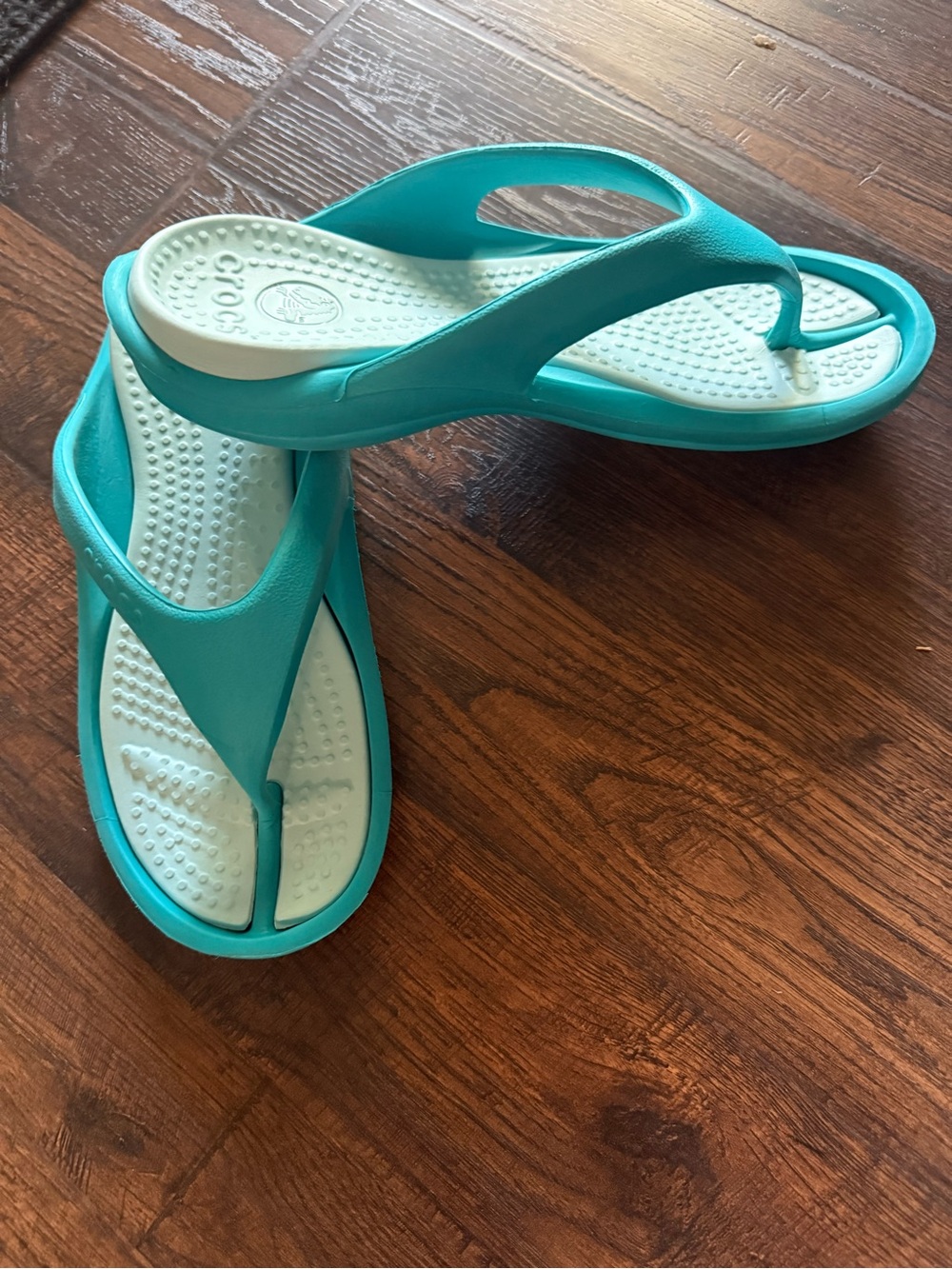 CROCS Aqua & White Flip Flop Sandals Womens 8/Mens 6 Comfort Beach Casual EUC